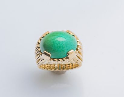 null 18K yellow gold (750 ‰) ring adorned with a turquoise (green) cabochon, the...