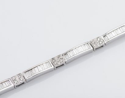 null Line bracelet in 18K white gold (750 ‰) formed of bars set with baguette diamonds...