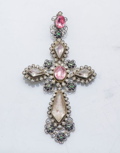 null Pendentif croix en argent filigranné (800 millièmes) serti sur paillon de pierres...