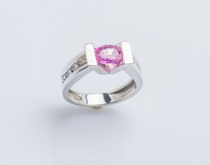 null Ring in 18K white gold (750 thousandths) set with an oval pink sapphire in a...