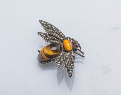 null Silver bumblebee brooch (925 ‰) the body formed by two tiger eye cabochons,...
