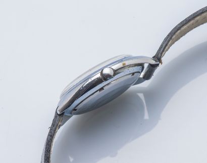 LIP Montre bracelet classique, le boitier rond en acier à fond vissé (numéroté)....