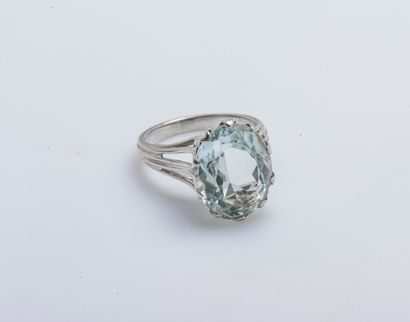 null Ring in 18K white gold (750 thousandths) set with an oval aquamarine of approximately...