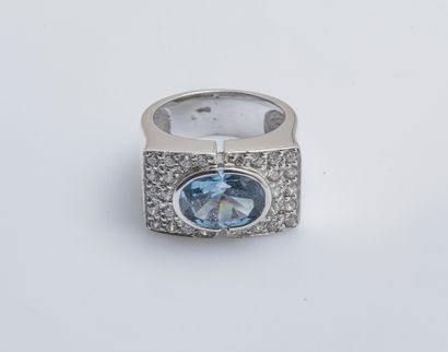 null Silver bridge ring (925 thousandths) set with an oval aquamarine of about 3.50...