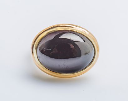 null Yellow gold ring 18 carats (750 thousandths) decorated with a cabochon of garnet...