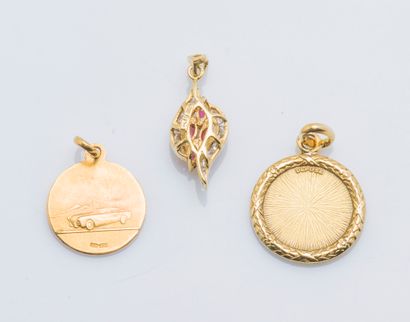 null 
Lot de trois pendentifs dont deux en or jaune 18 carats (750 millièmes) comprenant...