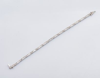 null Line bracelet in 18K white gold (750 ‰) formed of bars set with baguette diamonds...