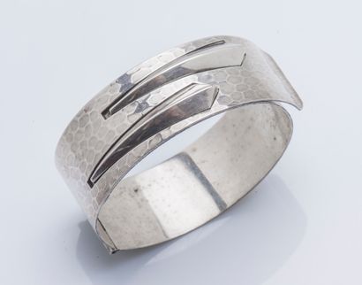 null 
Rigid and opening band bracelet in silver (800 thousandths) hammered and decorated...