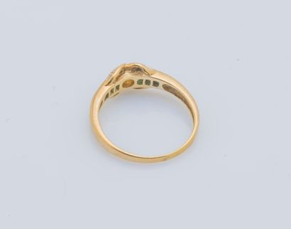 null 18K yellow gold ring (750 ‰) adorned with a entrelac set with three small brilliant-cut...