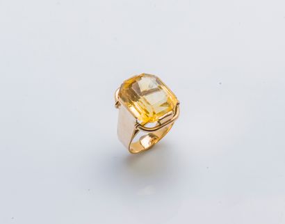 null Yellow gold ring 18 carats (750 thousandths) set with a large rectangular citrine...