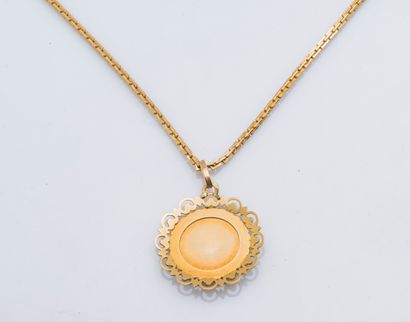 null 
Chain with fancy link and pendant medal in yellow gold 18 carats (750 thousandths)...