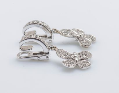 null Pair of earrings in 18K white gold (750 thousandths) each formed of a half-creole...