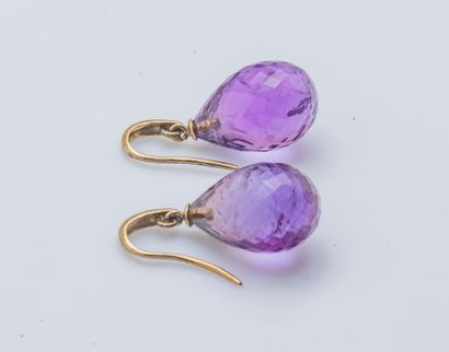null Pair of gold-plated metal earrings set with a faceted amethyst drop in briolette....