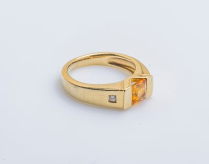 null Bague jonc en or jaune 18 carats (750 millièmes) ornée d'une citrine carrée...