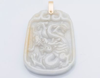 null 
Pendentif orné d'une plaque de jade jadéite blanc à décor d'un dragon en relief,...