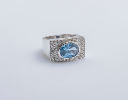 null Silver bridge ring (925 thousandths) set with an oval aquamarine of about 3.50...