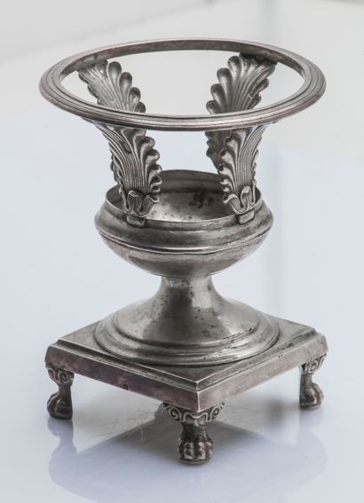 null Mounting of silver saleron (950 thousandths) with neoclassical decoration. Missing...