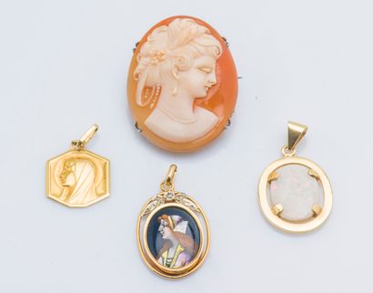 null 
Lot of three pendants in yellow gold 18 carats (750 thousandths) including:...