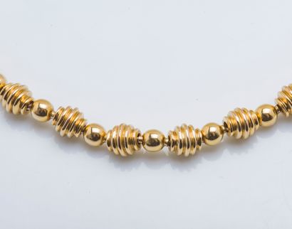 null Choker necklace formed of alternating 18-karat (750 ‰) yellow gold beads godronnées...