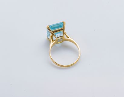 null Yellow gold ring 18 carats (750 thousandths) set with a rectangular aquamarine...