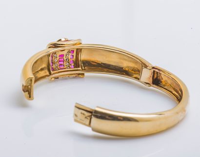 null Rigid opening bracelet in yellow gold 18 carats (750 thousandths) forming a...