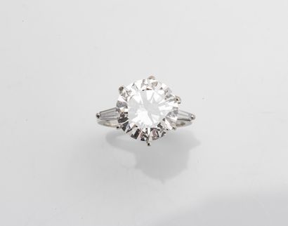 Solitaire ring in 18K white gold (750 thousandths)...