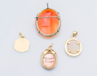 null 
Lot of three pendants in yellow gold 18 carats (750 thousandths) including:...