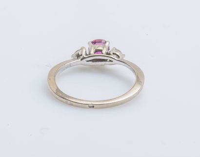 null Petite bague en or gris 18 carats (750 millièmes) sertie d'un rubis ovale épaulé...