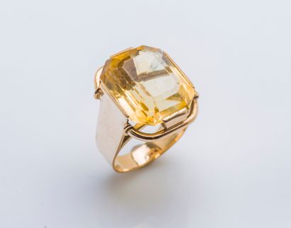 null Yellow gold ring 18 carats (750 thousandths) set with a large rectangular citrine...