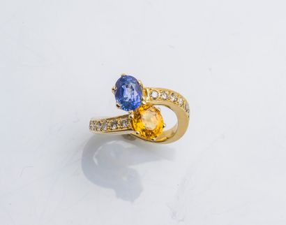 null Bague toi et moi en or jaune 18 carats (750 millièmes) sertie d'un saphir bleu...