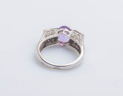 null Ring in white gold 18 carats (750 thousandths) set with an oval amethyst supported...