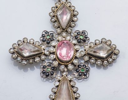 null Pendant cross in silver filigree (800 thousandths) set on pebble of white stones...