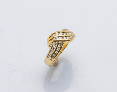 null Ring band drawing a knot in yellow gold 18 carats (750 thousandths) decorated...