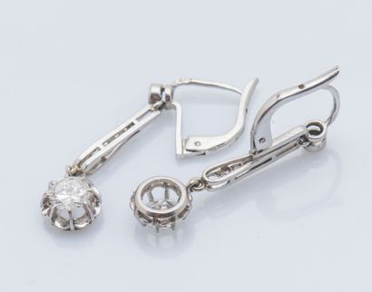 null Pair of 18k white gold (750 ‰) and platinum (950 ‰) earrings each adorned with...