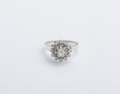 null Flower ring in 18K white gold (750 thousandths) set with white stones.

Size...