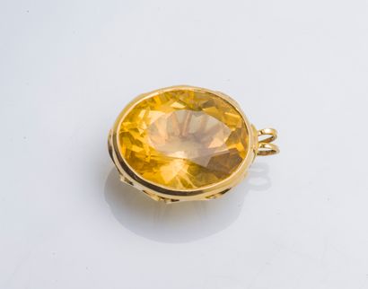 null Pendant in yellow gold 18 carats (750 thousandths) set with an important oval...