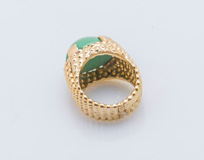 null 18K yellow gold (750 ‰) ring adorned with a turquoise (green) cabochon, the...