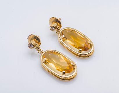 null Paire de pendants d'oreilles en or jaune 18 carats (750 millièmes) le bouton...