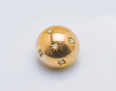 null A dormeuse in yellow gold 18 carats (750 thousandths) drawing a half-sphere...