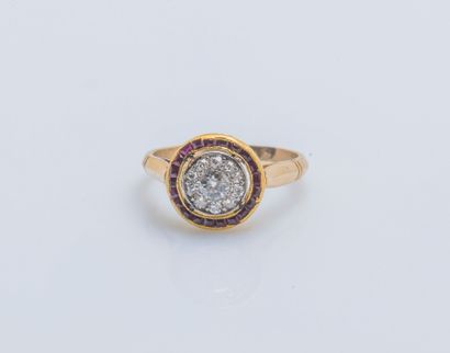 null Rosette ring in 18K yellow gold (750 thousandths), the round bezel set with...
