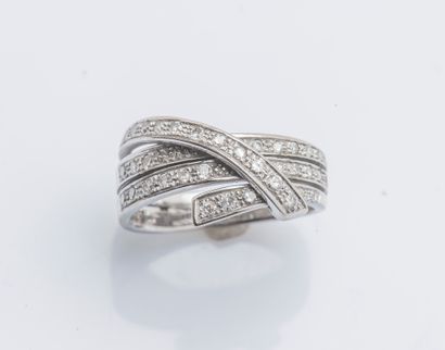 null Ring in 18K white gold (750 thousandths) simulating a winding ribbon set with...