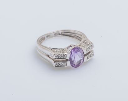 null Ring in white gold 18 carats (750 thousandths) set with an oval amethyst supported...