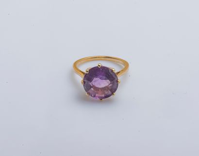 null Ring in yellow gold 18 carats (750 thousandths) set with a round amethyst of...
