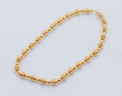 null Choker necklace formed of alternating 18-karat (750 ‰) yellow gold beads godronnées...