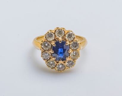 null Flower ring in yellow gold 18 carats (750 thousandths) set with an oval sapphire...