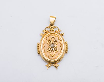 null 
Pendant medallion in yellow gold 18 carats (750 thousandths) set with a white...
