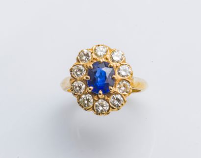 null Flower ring in yellow gold 18 carats (750 thousandths) set with an oval sapphire...