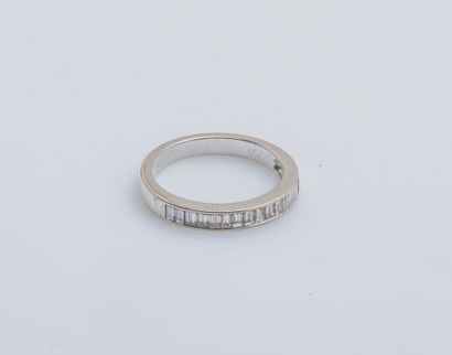 null 18K (750 ‰) white gold half wedding band set with baguette diamonds.

Finger...