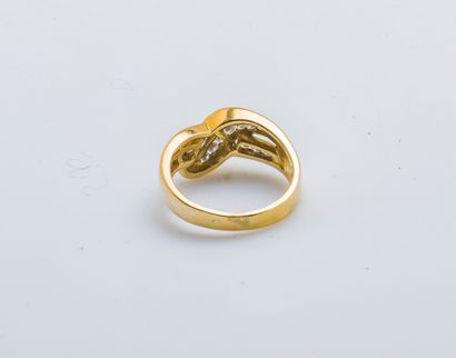 null Ring band drawing a knot in yellow gold 18 carats (750 thousandths) decorated...