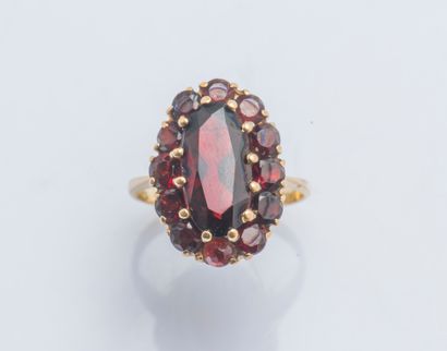 null Flower ring in yellow gold 18 carats (750 thousandths) set with an oval garnet...